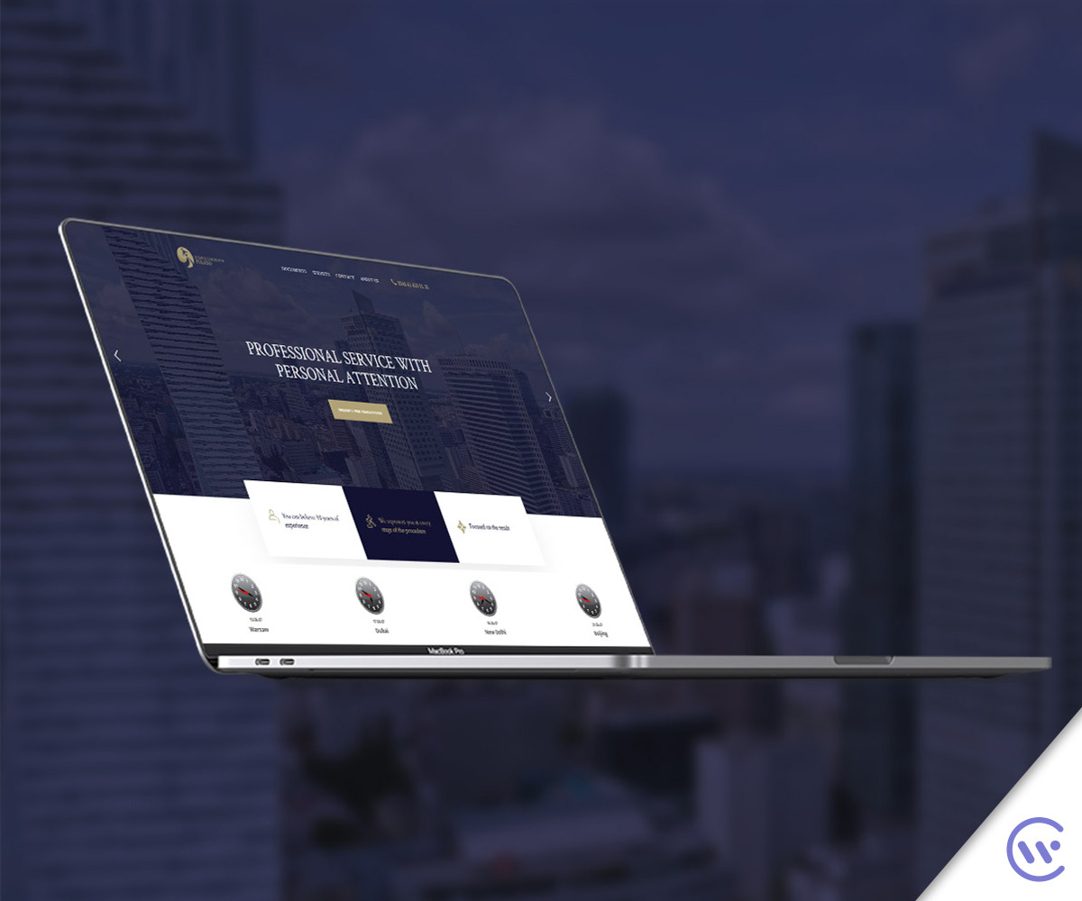 Laptop MacBook Pro wyświetla stronę internetową z motywem biznesowym na tle rozmytego krajobrazu miejskiego.