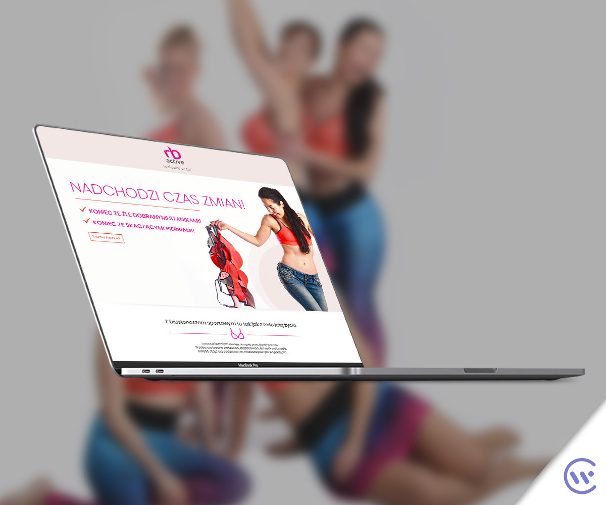 Ekran laptopa MacBook Pro wyświetlający stronę internetową z hasłem 'Nadchodzi czas zmian! Koniec ze źle dobranymi stanikami! Koniec ze skaczącymi piersiami!' oraz zdjęciem kobiety w sportowym...