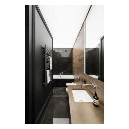 Sufit napinany podświetlany szczególnie będzie doceniony w małej łazience, dzięki któremu pięknie ją rozświetli i powiększy optycznie. Wysokiej jakości folia odporna na wilgoć, dodatkowo zakryje niechciane elementy instalacji hydraulicznej .