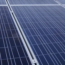 Fragment instalacji z paneli słonecznych z widocznymi mocowaniami i strukturą krzemową wewnątrz ogniw.