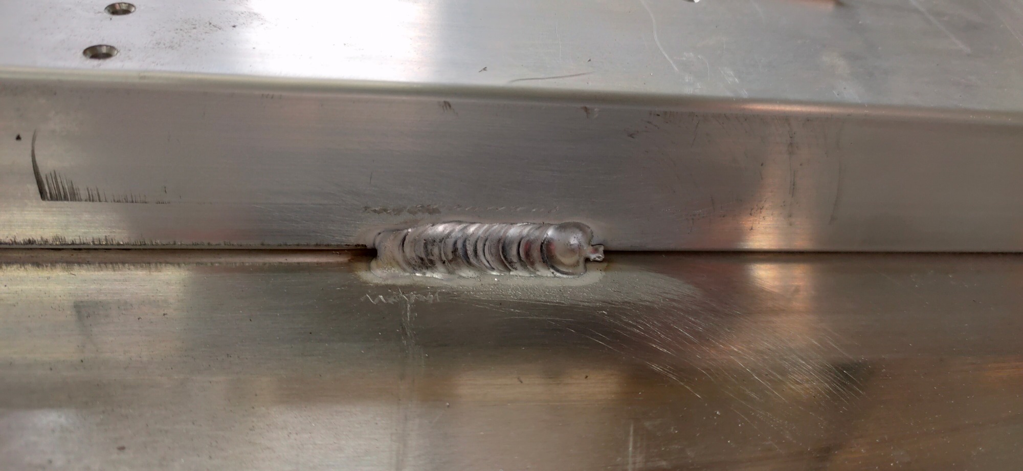 Spoina na metalowej konstrukcji wykonana w Gdyni, widoczne ślady obróbki i niewielkie niedoskonałości.