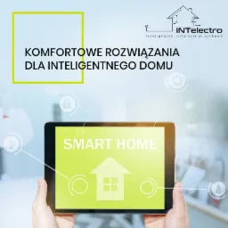 Tablet z wyświetlanym napisem 'SMART HOME' i ikoną domu, trzymany w dłoniach, na tle grafiki z hasłem 'KOMFORTOWE ROZWIĄZANIA DLA INTELIGENTNEGO DOMU' i logo firmy INTelectro.