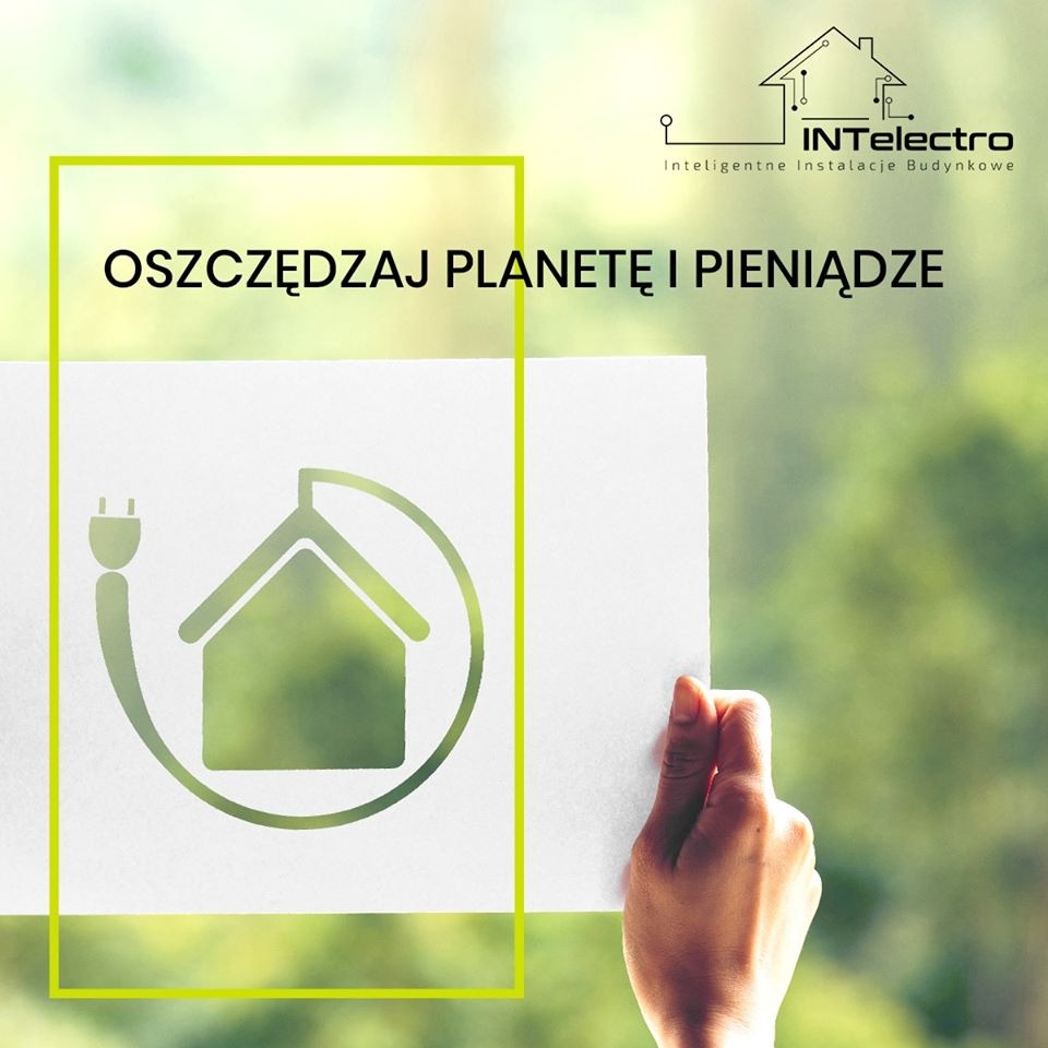 Karta z grafiką domu z wtyczką i napisem 'Oszczędzaj planetę i pieniądze' trzymana przez dłoń na tle rozmytej zieleni, obok logo firmy INTelectro.