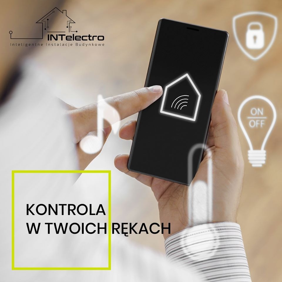 Dłoń dotyka ekranu smartfona z ikoną domu i symbolami kontroli: kłódka, żarówka (on/off) i nuta, promując inteligentne instalacje budynkowe.