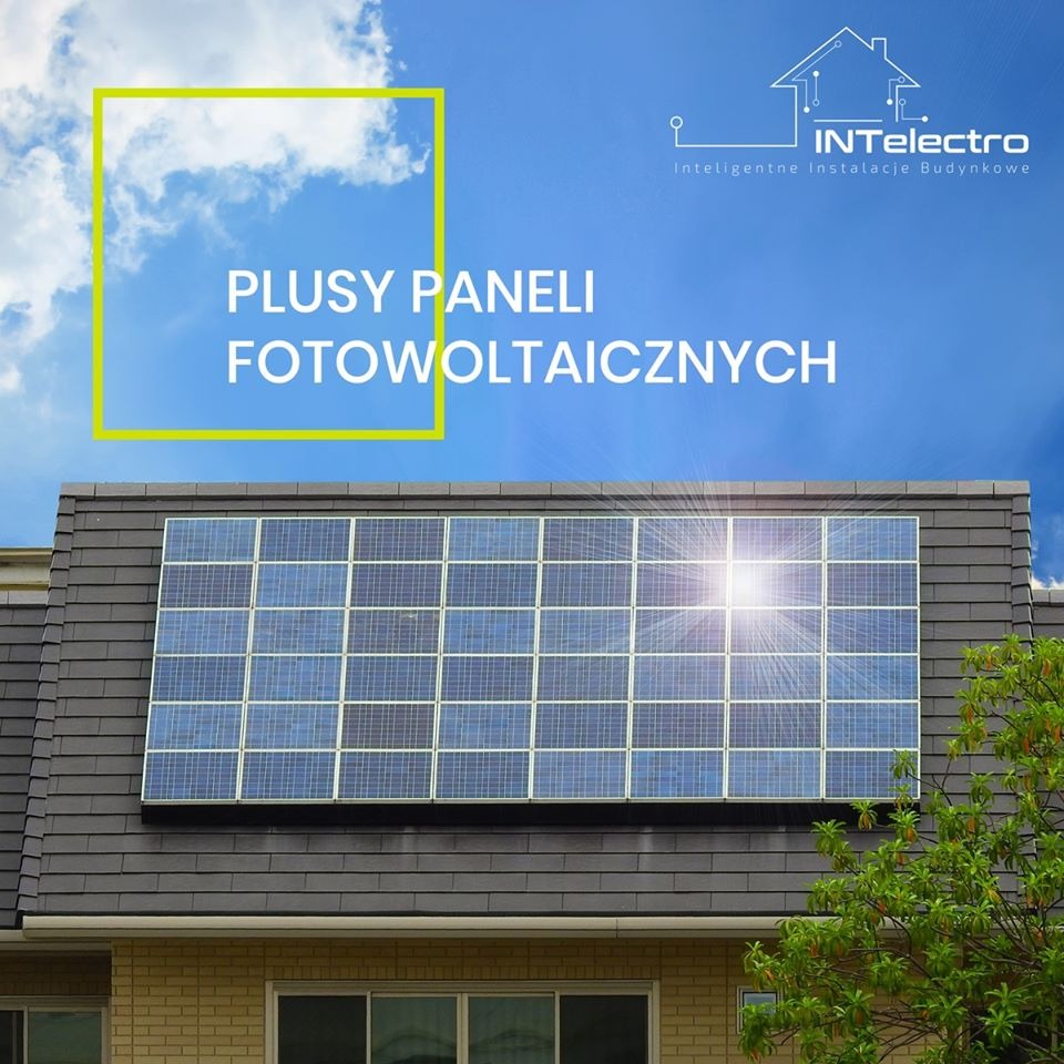 Panele fotowoltaiczne zamontowane na dachu domu jednorodzinnego z cegły, widoczne logo firmy INTelectro i napis 'Plusy paneli fotowoltaicznych' na tle błękitnego nieba z chmurami.