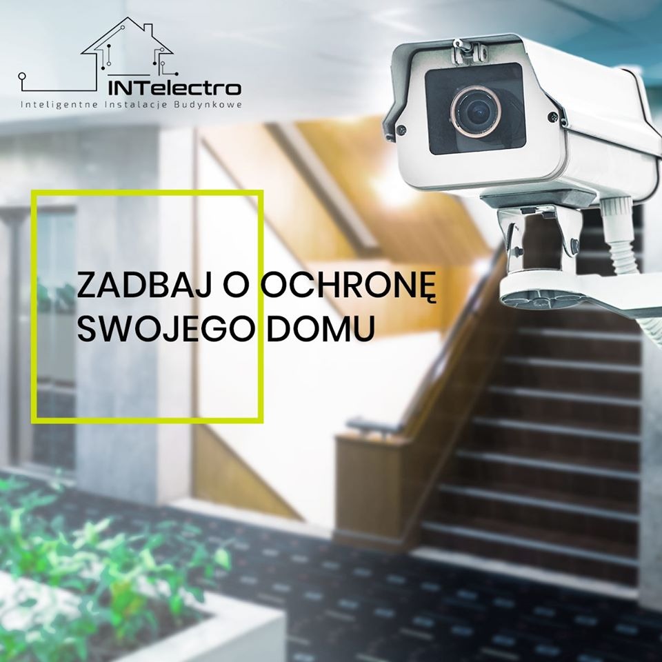 Kamera monitoringu wewnątrz budynku, widoczne schody i rośliny, z tekstem 'Zadbaj o ochronę swojego domu' i logo firmy INTelectro.