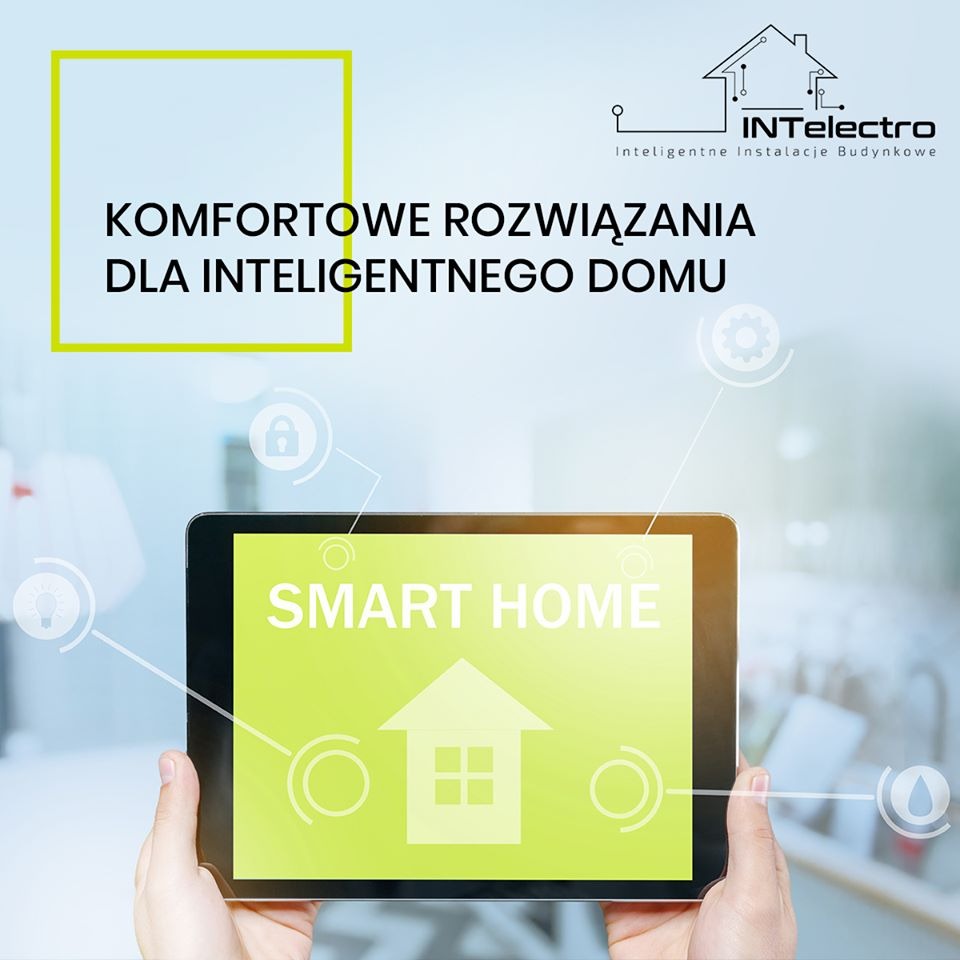 Tablet z wyświetlanym napisem 'SMART HOME' i ikoną domu, trzymany w dłoniach, na tle grafiki z hasłem 'KOMFORTOWE ROZWIĄZANIA DLA INTELIGENTNEGO DOMU' i logo firmy INTelectro.