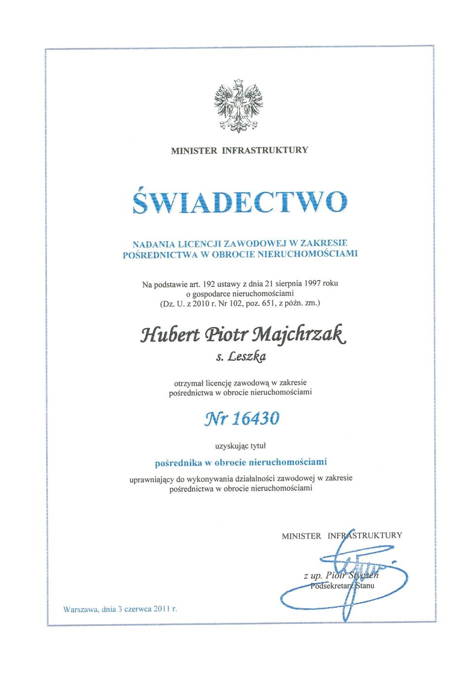 Skan świadectwa nadania licencji zawodowej w zakresie pośrednictwa w obrocie nieruchomościami dla Huberta Piotra Majchrzaka z Konina, wydanego przez Ministra Infrastruktury.