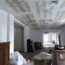 Zabudowa sufitowa oraz gładź tynkowa biała w dziewiętnastowiecznym dworku.