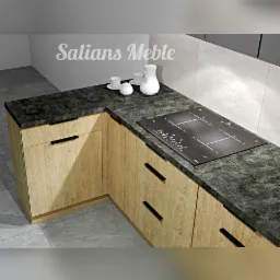 Kuchenna zabudowa narożna z drewnopodobnymi frontami, czarnym blatem i płytą indukcyjną, uzupełniona o zestaw białej porcelany.