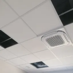 sufit podwieszany panelowy wykonany