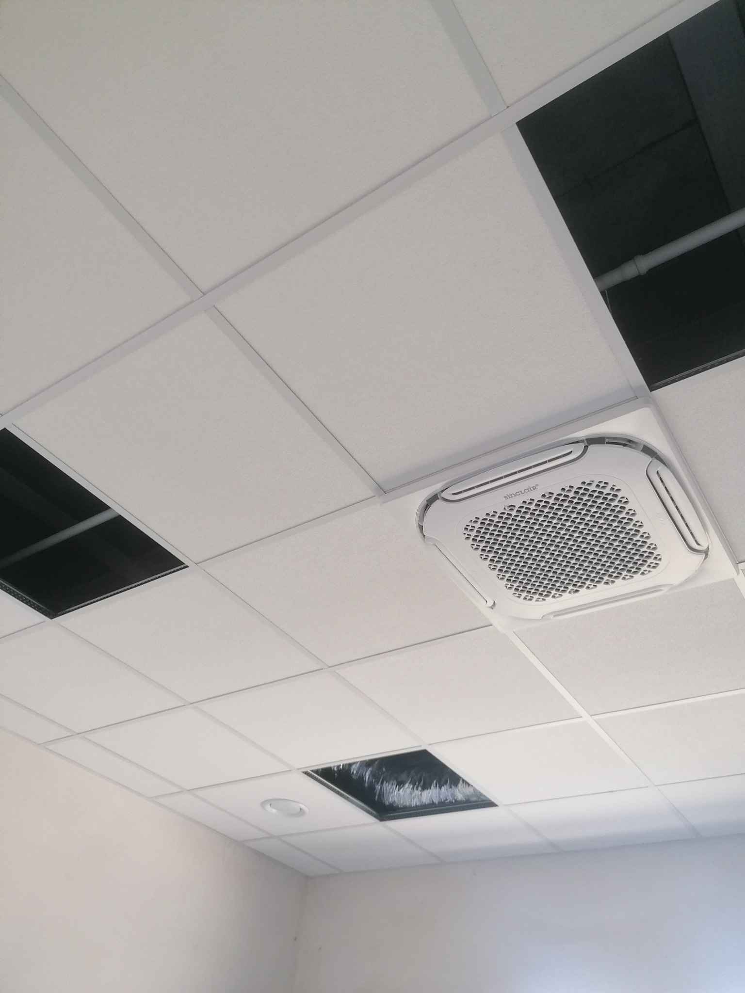 sufit podwieszany panelowy wykonany