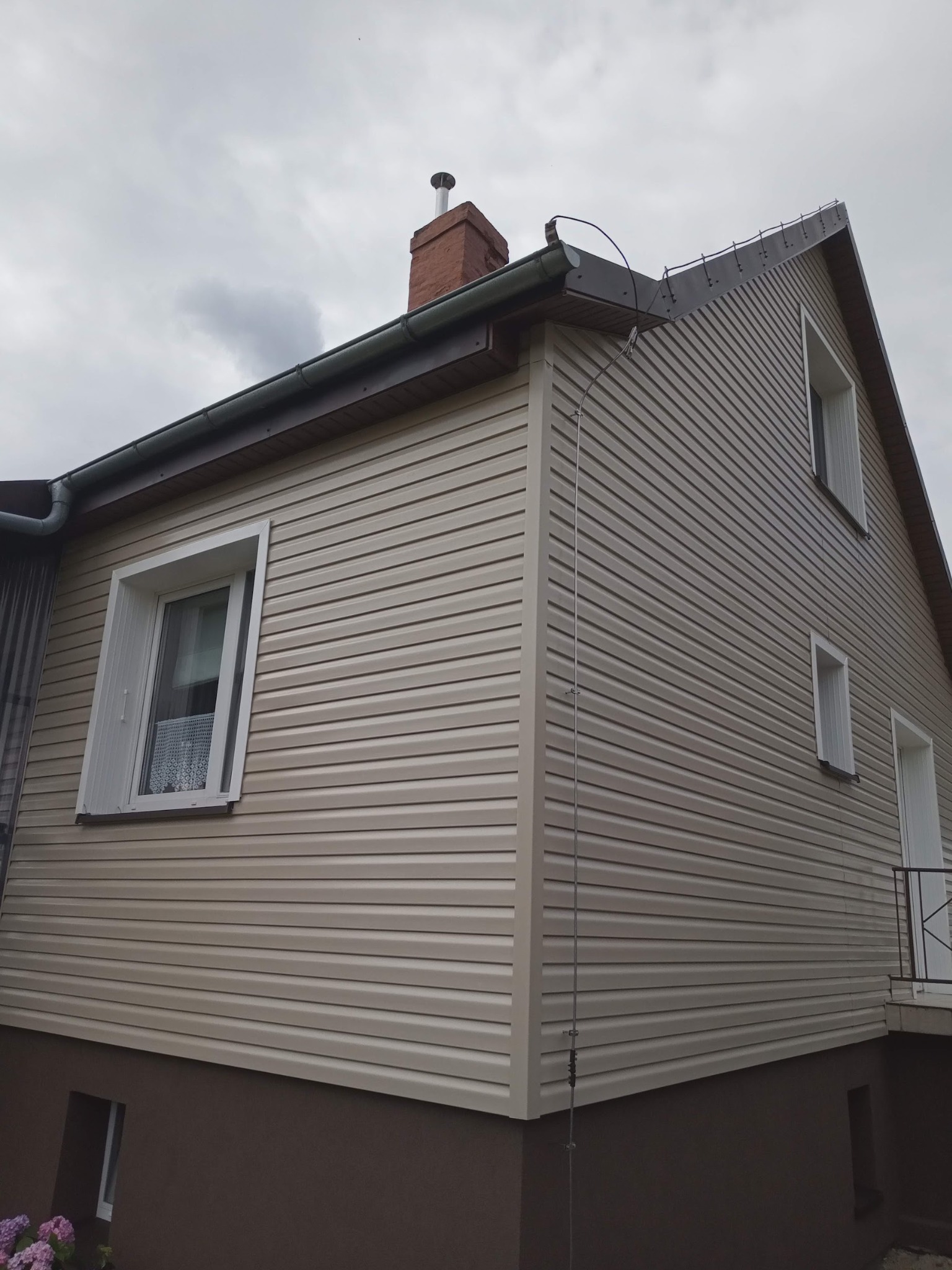 Kolejna termo izolacja w technologii lekka -sucha .Pokrycie panele siding ,