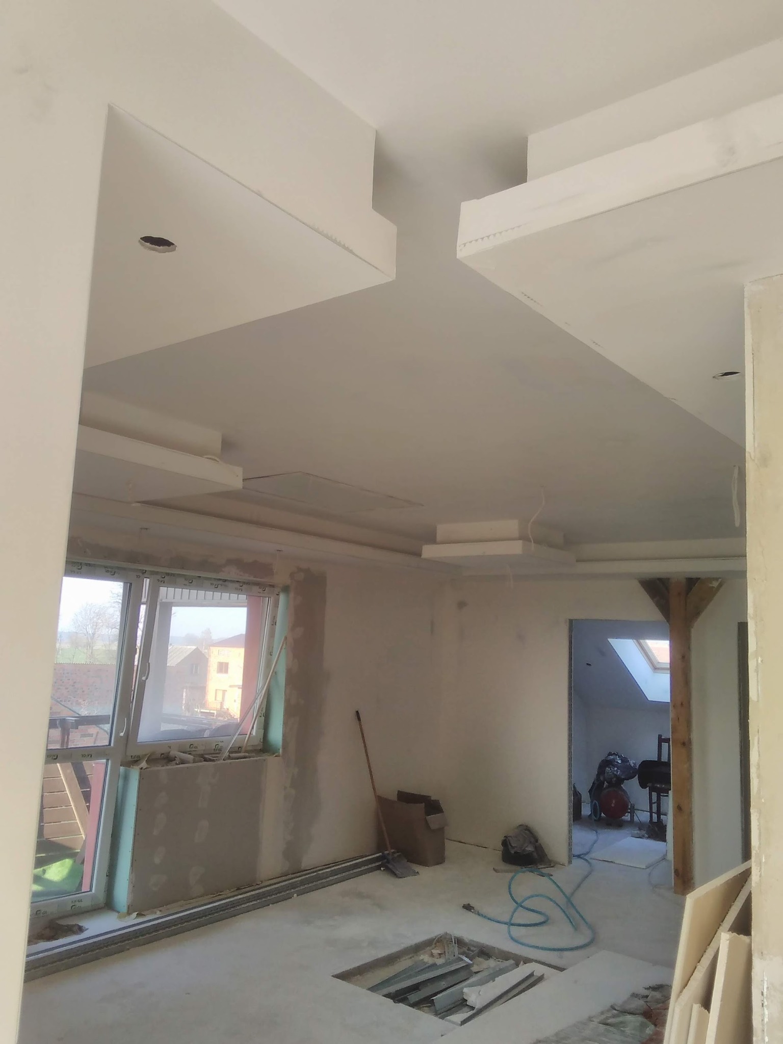 sufit podwieszany dwupoziomowy z oświetleniem led