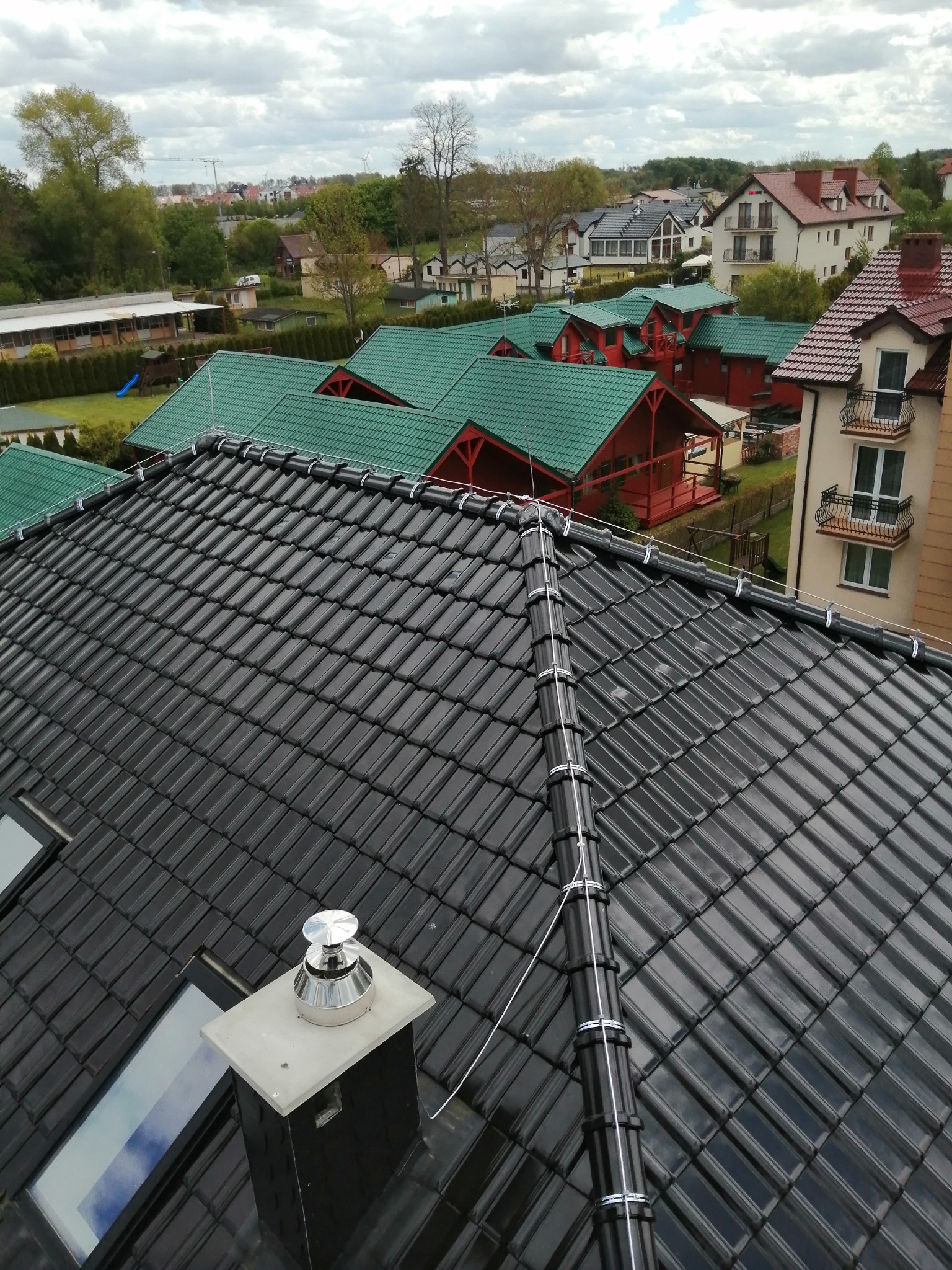 Instalacja odgromowa na uchwytach gąsiorowych. Drut AL.