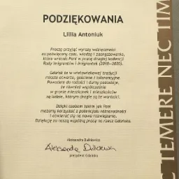 Skan dokumentu z podziękowaniami od Prezydenta Miasta Gdańska dla Lilii Antoniuk za pracę w Radzie Imigrantów i Imigrantek, sygnowany przez Aleksandrę Dulkiewicz.