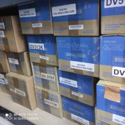 Copix Sp z o.o. - Stos kartonowych pudełek z tonerami do kserokopiarek, różne modele i numery seryjne widoczne na etykietach.