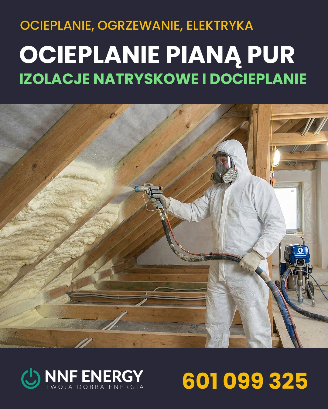 Pracownik w kombinezonie ochronnym natryskuje pianę PUR na drewnianą konstrukcję poddasza. Widoczny sprzęt do natrysku i świeżo nałożona izolacja. Reklama firmy z numerem telefonu.