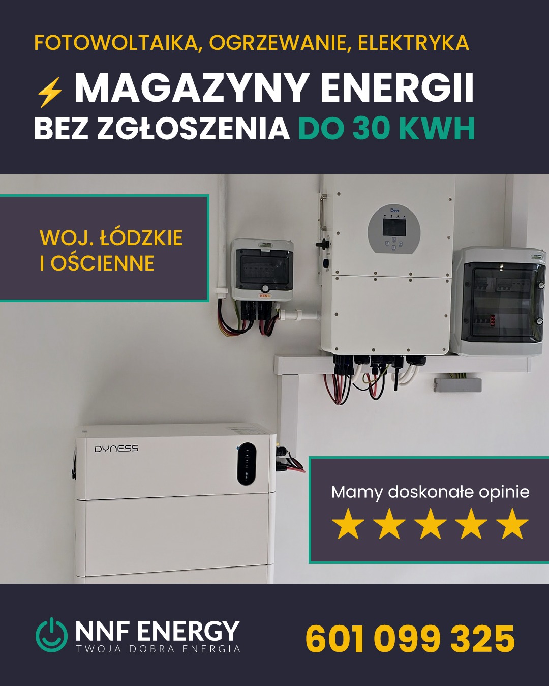 Kompletny system magazynowania energii: biały akumulator Dyness, inwerter Deye i skrzynki przyłączeniowe na białej ścianie. Reklama firmy z Łodzi.