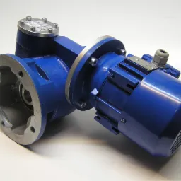 Niebieska przekładnia kątowa z silnikiem elektrycznym, widoczna na białym tle w Osieku. Element stosowany w kotłach grzewczych, z widoczną tabliczką znamionową.