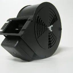 Czarna dmuchawa/wentylator do pieca lub kotła, model RMS-120 LUTECH, ustawiona na białym tle, widoczne detale konstrukcyjne i śruba motylkowa.