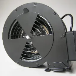 Czarny wentylator dmuchawa do pieca, model RMS 140 LUTECH, widoczny przewód zasilający i metalowa obudowa z perforowanym przodem.