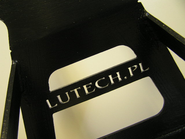 Czarna, metalowa obudowa dmuchawy LUTECH z wyciętym logo firmy, widoczne spawy.