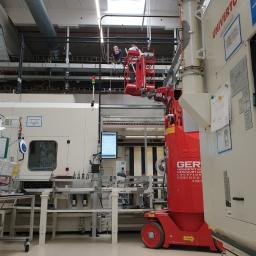 Montaż oświetlenia przy użyciu podnośnika koszowego w fabryce Mercedes Daimler. Berlin