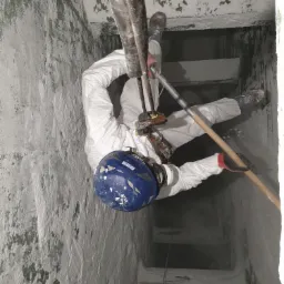 Czyszczenie silosu z sodą.