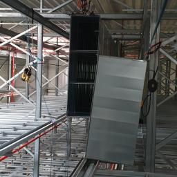 Montaż kanałów wentylacyjnych w hali wysokiego składowania z użyciem technik dostępu linowego. 