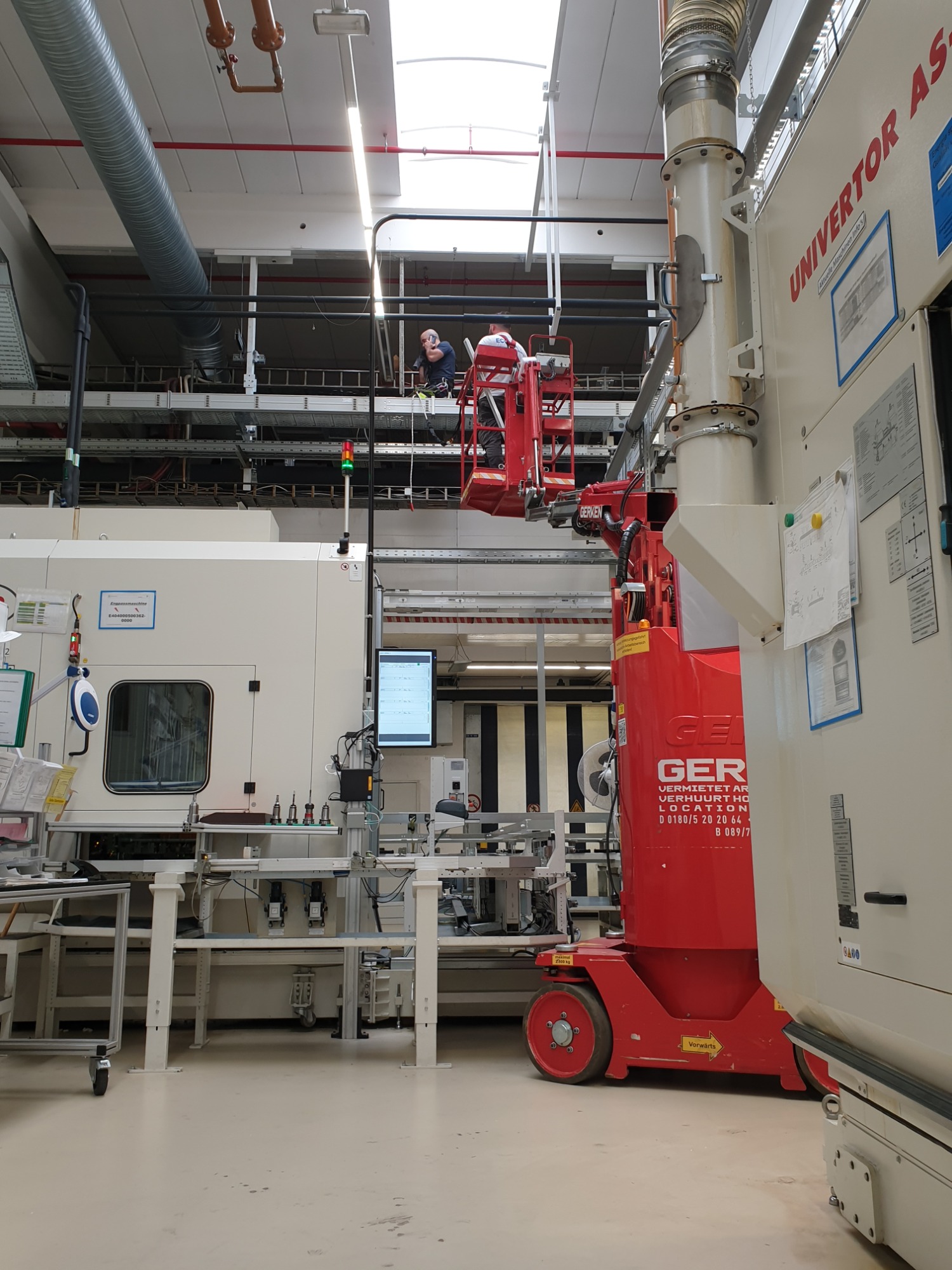 Montaż oświetlenia przy użyciu podnośnika koszowego w fabryce Mercedes Daimler. Berlin