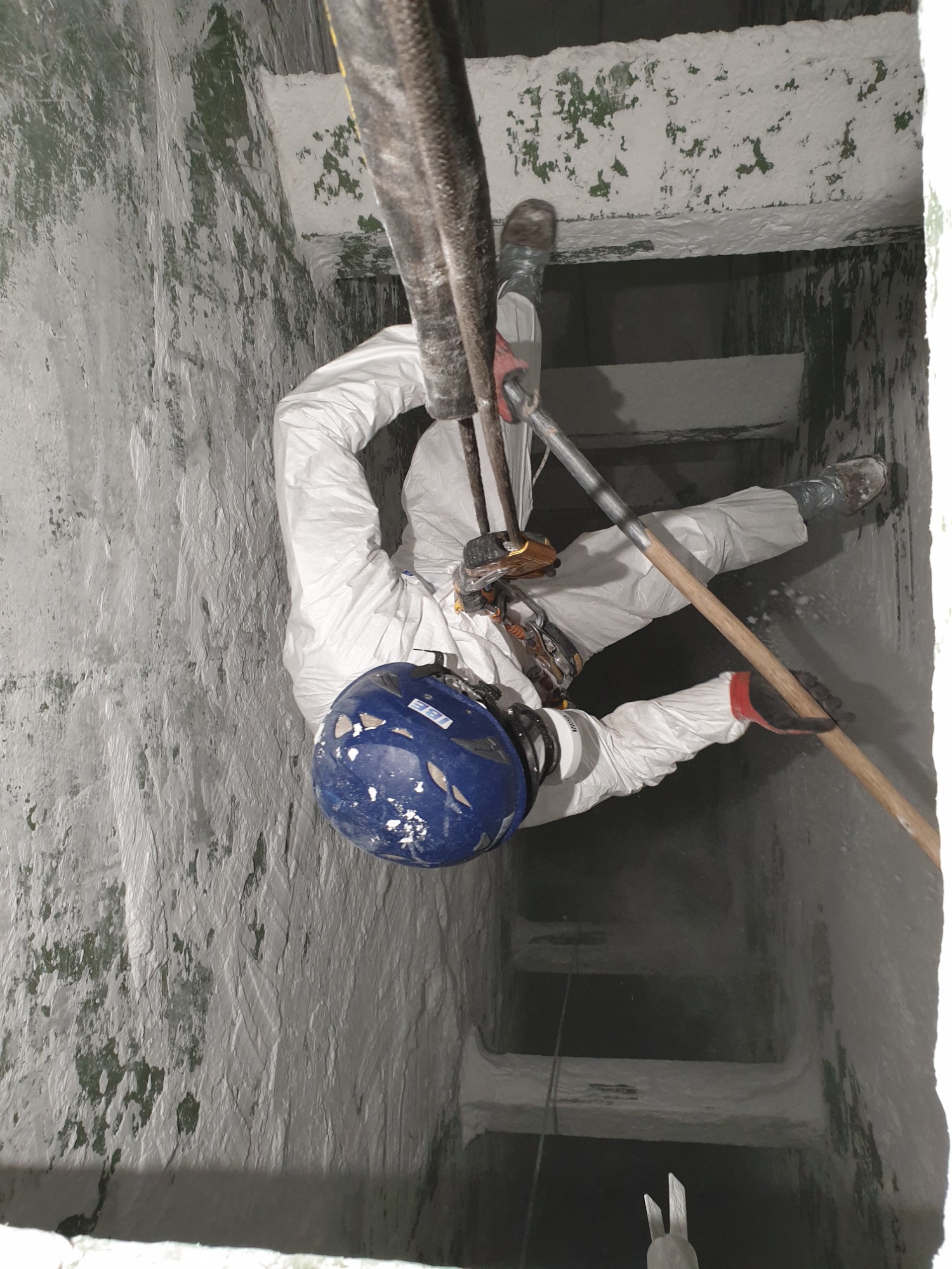 Czyszczenie silosu z sodą.