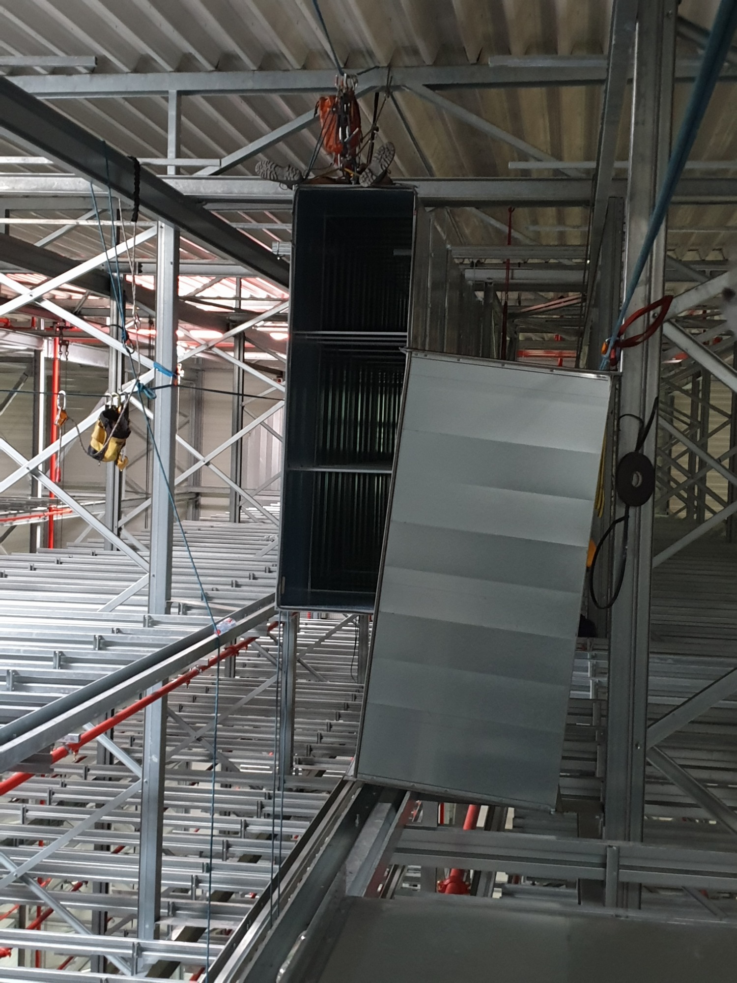 Montaż kanałów wentylacyjnych w hali wysokiego składowania z użyciem technik dostępu linowego.