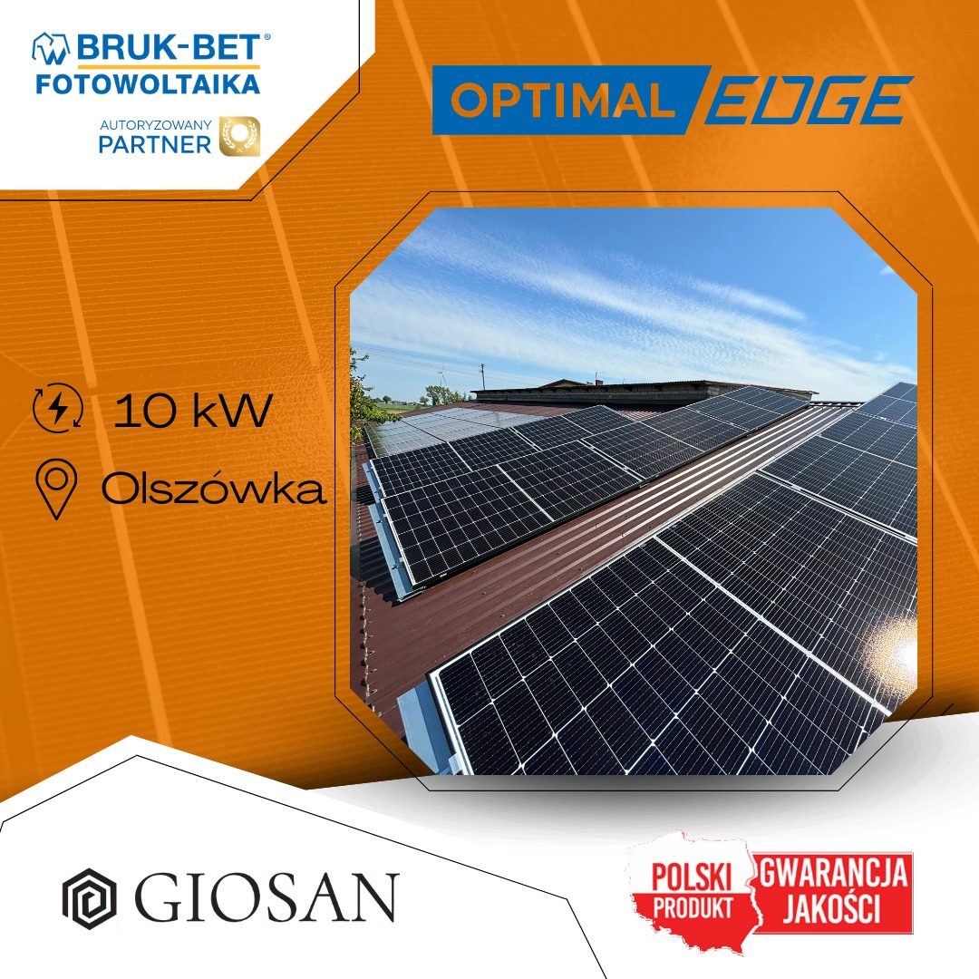 Instalacja fotowoltaiczna o mocy 10 kW na dachu budynku w Olszówce, widok z dołu, logo firm Bruk-Bet Fotowoltaika, Optimal Edge i Giosan, certyfikaty 'Polski Produkt' i 'Gwarancja Jakości'.