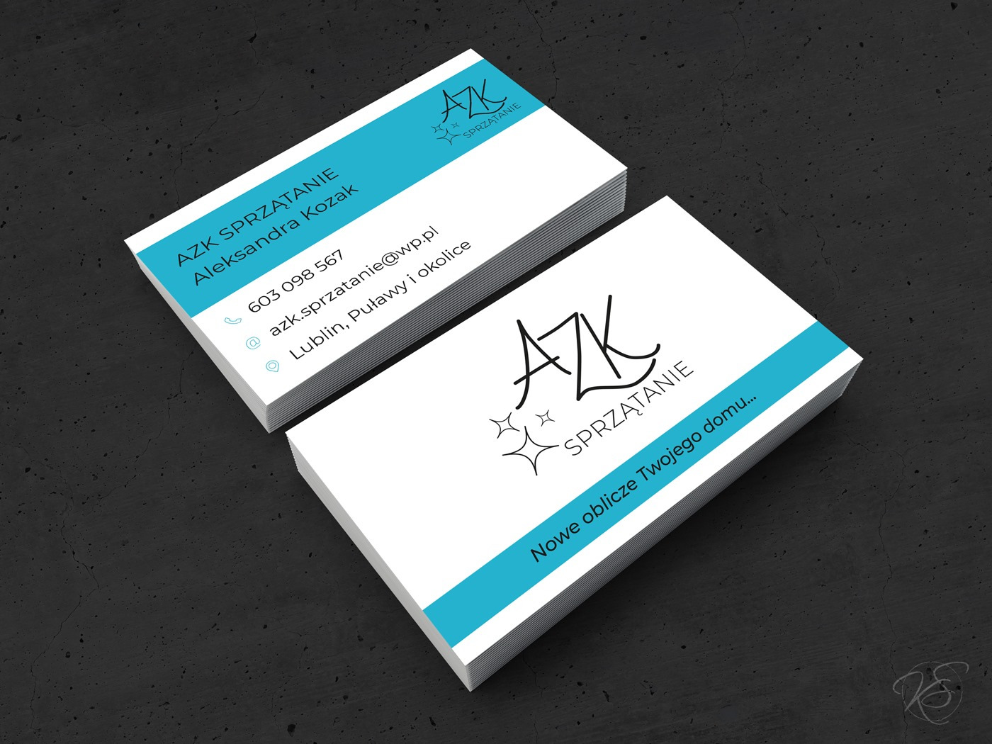 Stos wizytówek firmy sprzątającej AZK z turkusowym paskiem, na ciemnym tle, z wyraźnym logo i danymi kontaktowymi.