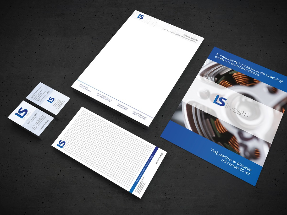 Zestaw materiałów firmowych: wizytówki, papier firmowy, notatnik i ulotka, z identycznym logo w kolorze niebieskim, ułożone na ciemnoszarym teksturowanym tle.