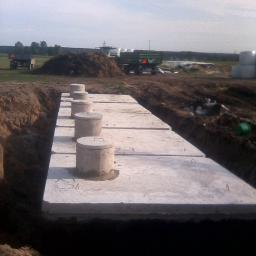 Kompletne zbiorniki łączone szeregowo.