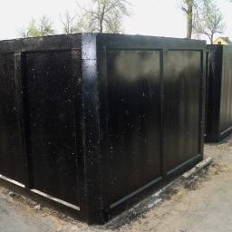 Świeżo pomalowane zbiorniki na placu produkcyjnym.