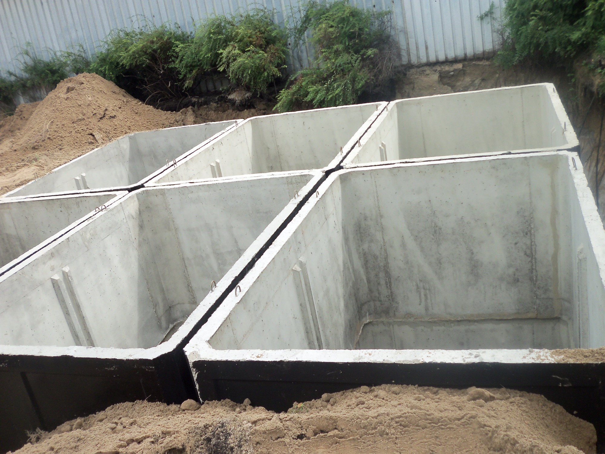 Zbiorniki betonowe na szambo, wodę deszczową.