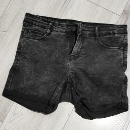 Spodenki firmy HOUSE