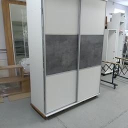 Szafa drzwi suwane podczas produkcji