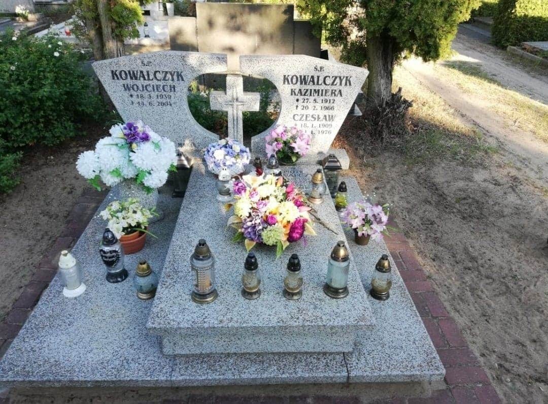 Pomnik przed czyszczeniem i położeniem kostki brukowej.