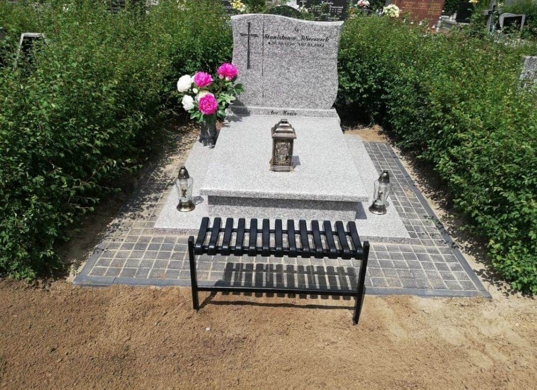 Położenie kostki brukowej wokół grobu, podniesienie