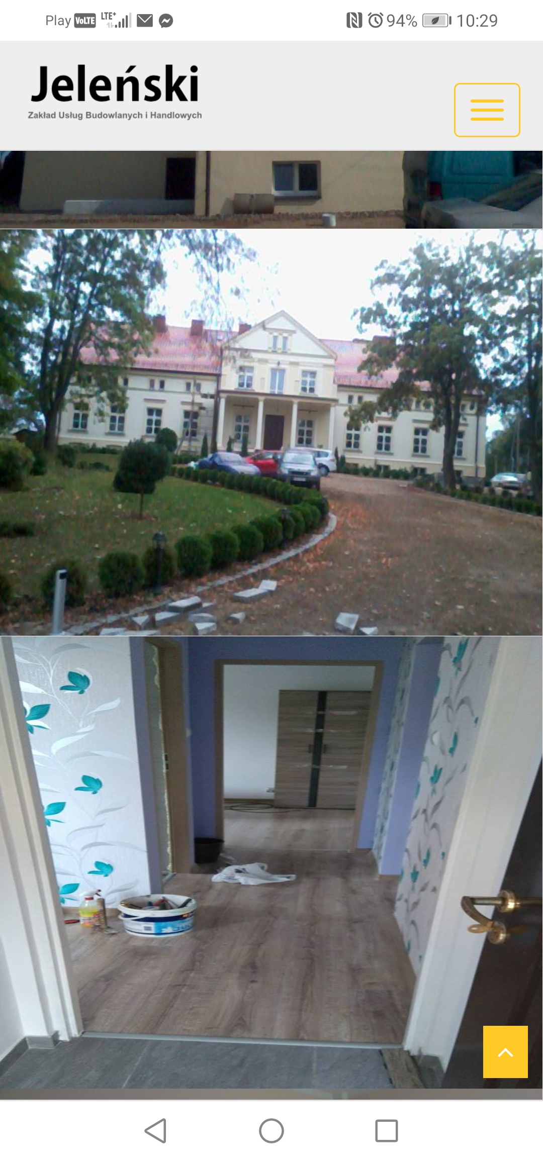 Dwuczęściowe zdjęcie: górna część przedstawia duży, jasny budynek z kolumnami i zadbanym ogrodem z krzewami i kostką brukową; dolna część ukazuje wnętrze w trakcie prac wykończeniowych,...