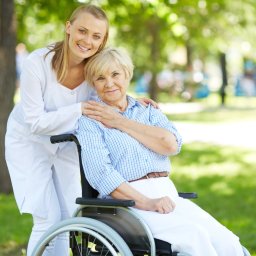 Opieka domowa, opieka nad seniorami w ich domach. Profesjonalne wsparcie z zakresie opieki nad osobami starszymi i niesamodzielnymi w ich domach