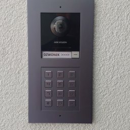 Wideodomofon modułowy HikVision, umozliwiajacy rozmawianie z gościem przez telefon, zdalne otwarcie drzwi i synchronizację z kamerami