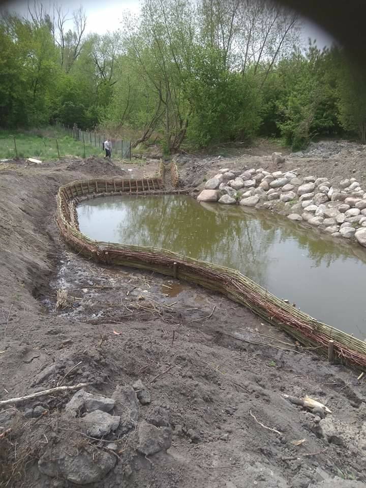 umacnianie skarp stawu