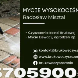 Mycie kostki brukowej myjką ciśnieniową, widoczny efekt czyszczenia i numer telefonu firmy.