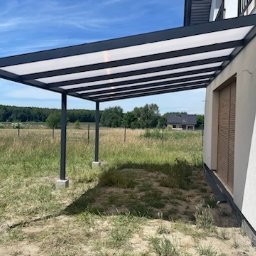 Pergola aluminiowa firmy Szklane ogrody , pokryta poliwęglanem mlecznym z wysokim UV.