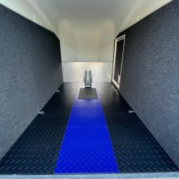 PHU Insidegarage - Posadzka Fortelock 2010 Blue oraz Black w przyczepie na motory.
